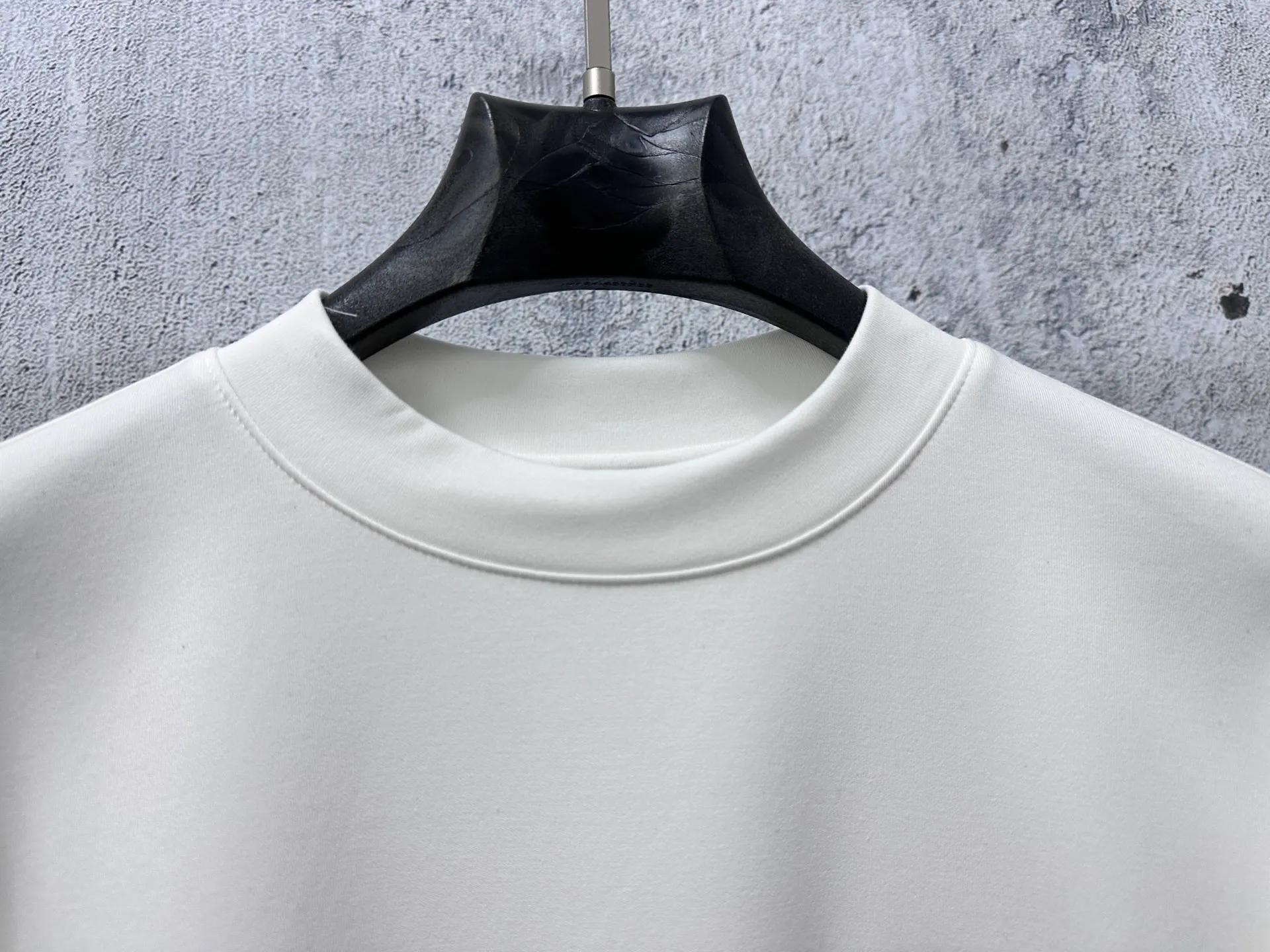 P290 【Dior】Dior half turtleneck embroidered logo plus velvet long-sleeved bottoming shirt with logo pattern embroidery design! The imported high-density double-sided stretch cotton fabric is not stiff and has a rich three-dimensional feel overall. It is a quality export order that meets the simple needs of commuters for dressing. The upper body effect is very good. It is not picky about body shapes and is the same for men and women. Size: S-2XL